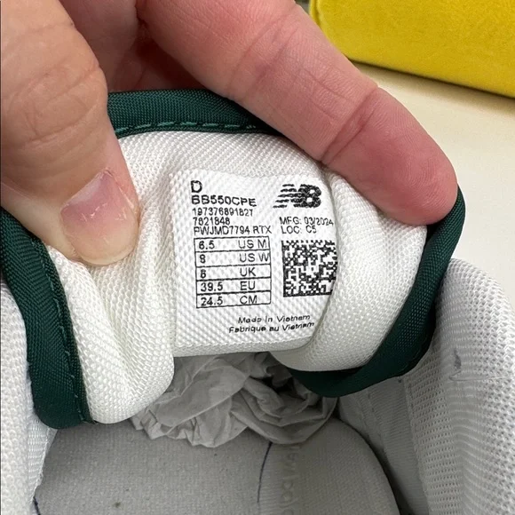 NWT • New Balance • Green 550 Sneaks • Size 6.5 Men/8 Women • 💚🤍 - Picture 4 of 16